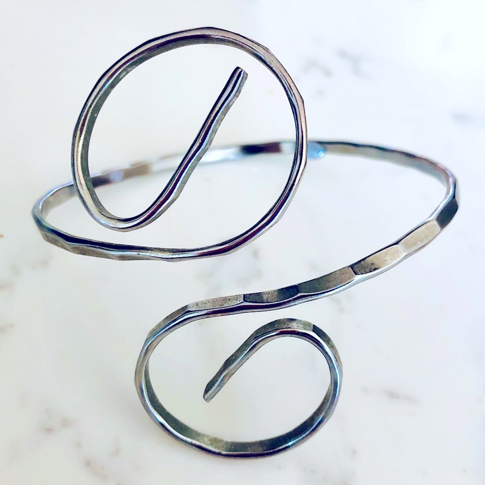 VTG 1960s Celebrity New York Silvertone Hammered wire bracelet S design 3x3"